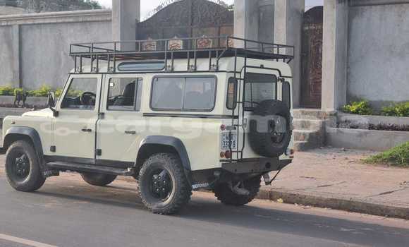 Buy Used Land Rover Defender Beige Car in Brufut in Brikama Buy Used Land Rover Defender Beige Car in Brufut in Brikama