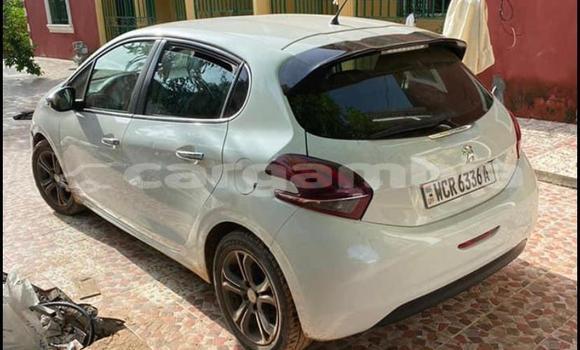 اشتري مستعمل Peugeot 208 White سيارة في Bakau في Kanifing