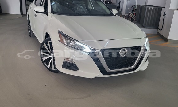 اشتري مستعمل Nissan Altima White سيارة في Banjul في Banjul