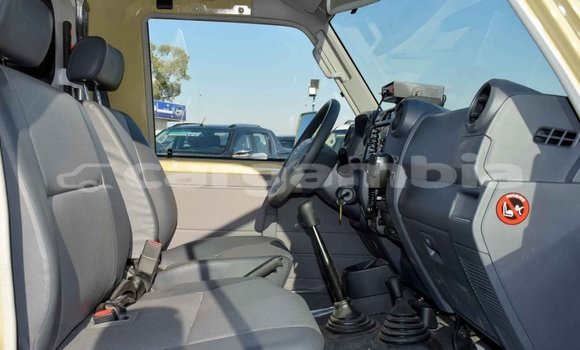 اشتري جديد Toyota Land Cruiser Beige سيارة في Bakau في Kanifing اشتري جديد Toyota Land Cruiser Beige سيارة في Bakau في Kanifing