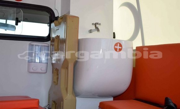 اشتري جديد Toyota Land Cruiser Beige سيارة في Bakau في Kanifing اشتري جديد Toyota Land Cruiser Beige سيارة في Bakau في Kanifing