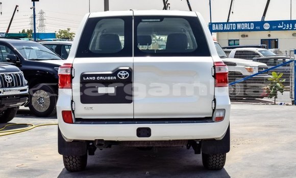 اشتري جديد Toyota Land Cruiser White سيارة في Bakau في Kanifing اشتري جديد Toyota Land Cruiser White سيارة في Bakau في Kanifing