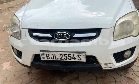 اشتري مستعمل Kia Carens White سيارة في Brikama في Brikama