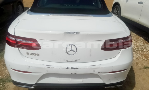 Acheter Occasion Voiture Mercedes-Benz E-klasse Blanc à Serekunda, Kanifing Acheter Occasion Voiture Mercedes-Benz E-klasse Blanc à Serekunda, Kanifing