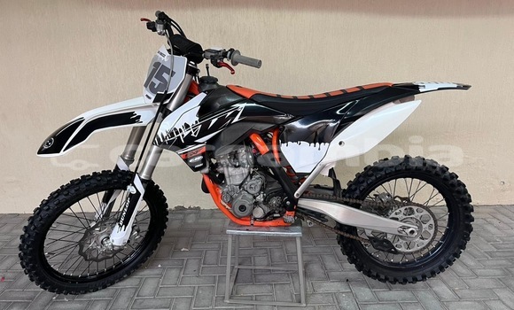 اشتري مستعمل KTM 250 Beige دراجة نارية في Banjul في Banjul