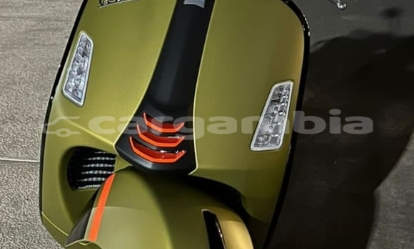 اشتري مستعمل Vespa GTS Beige دراجة نارية في Banjul في Banjul