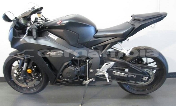 اشتري مستعمل Honda CBR 1000 RR Black دراجة نارية في Essau في Kerewan