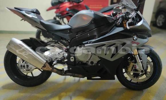 اشتري مستعمل BMW S 1000 Silver دراجة نارية في Brufut في Brikama