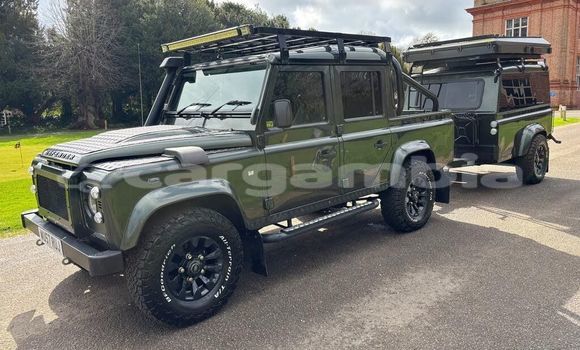 Buy Used Land Rover Defender Green Car in Banjul in Banjul Buy Used Land Rover Defender Green Car in Banjul in Banjul