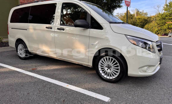 اشتري مستعمل Mercedes-Benz Vito White سيارة في Banjul في Banjul