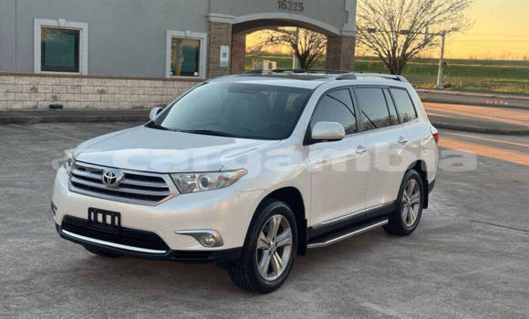 Buy Used Toyota Highlander White Car in Banjul in Banjul Buy Used Toyota Highlander White Car in Banjul in Banjul