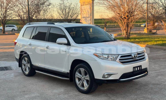 Buy Used Toyota Highlander White Car in Banjul in Banjul Buy Used Toyota Highlander White Car in Banjul in Banjul